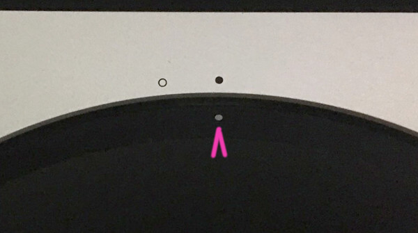 Mac mini（2011）のSSD交換作業で底面の黒いフタの目印をアップ