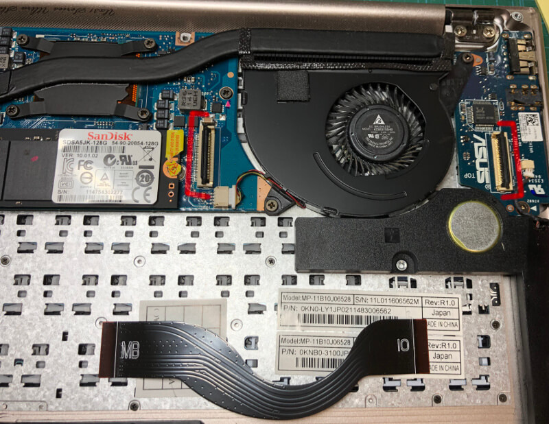 ASUSのノートパソコン「UltraBook UX31E」を分解した中身、USBボードをつなぐケーブル