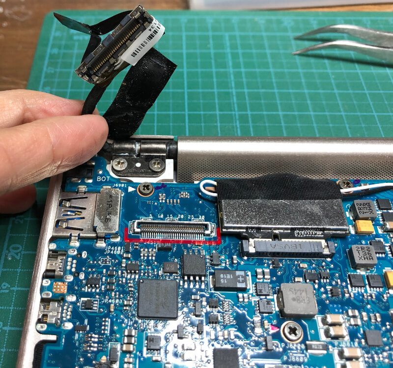 ASUSのノートパソコン「UltraBook UX31E」を分解した中身、モニターケーブル
