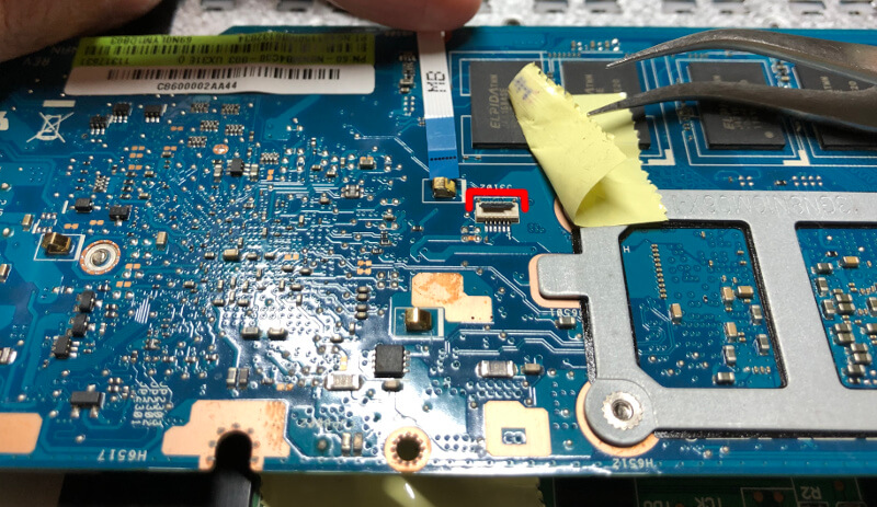 ASUSのノートパソコン「UltraBook UX31E」の中を分解して、タッチパッドケーブルを外したところ