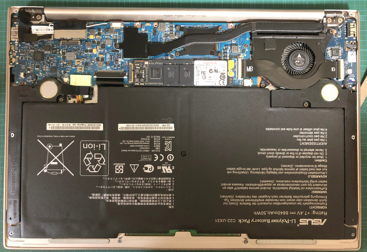 ASUSのノートパソコン「UltraBook UX31E」の裏を開けたところ