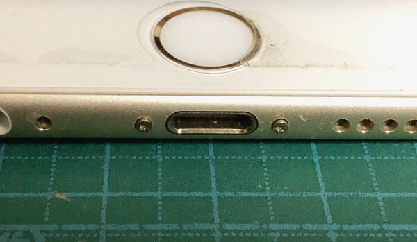 iPhone6sバッテリー交換で本体の手前側のネジを外す