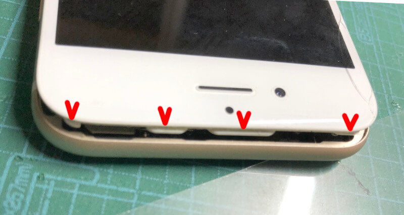 iPhone6sバッテリー交換でフタの奥にある爪