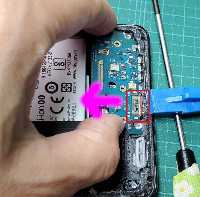 androidスマホのGalaxy S21 Ultraの分解〜充電ケーブルの差込口を外す