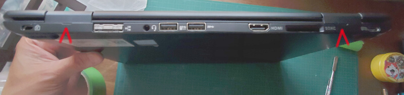 ノートパソコン「versa pro vkt13」を分解してSSDを換装する手順〜ヒンジ側の側面から底面カバーを外していく