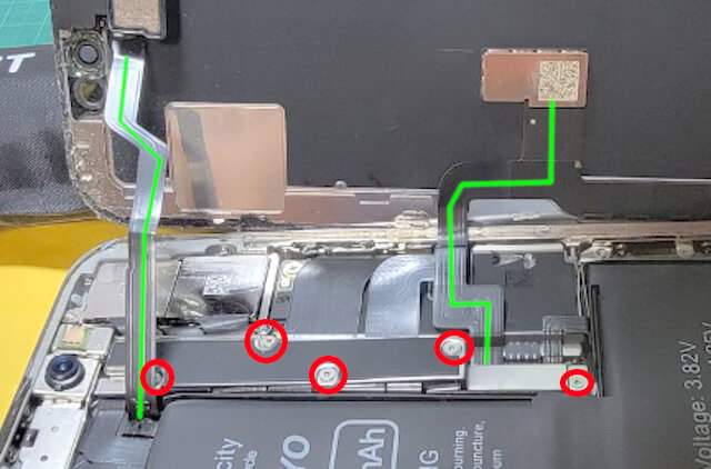 iphone10の液晶パネル交換〜内部のネジを5箇所外す