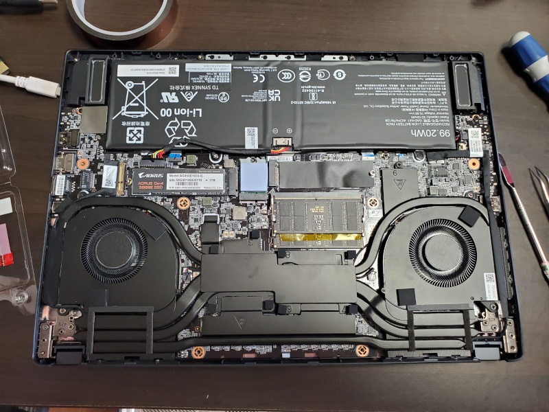 GIGABYTE AI ゲーミング ノートパソコン AORUS 16Xのメモリを換装して